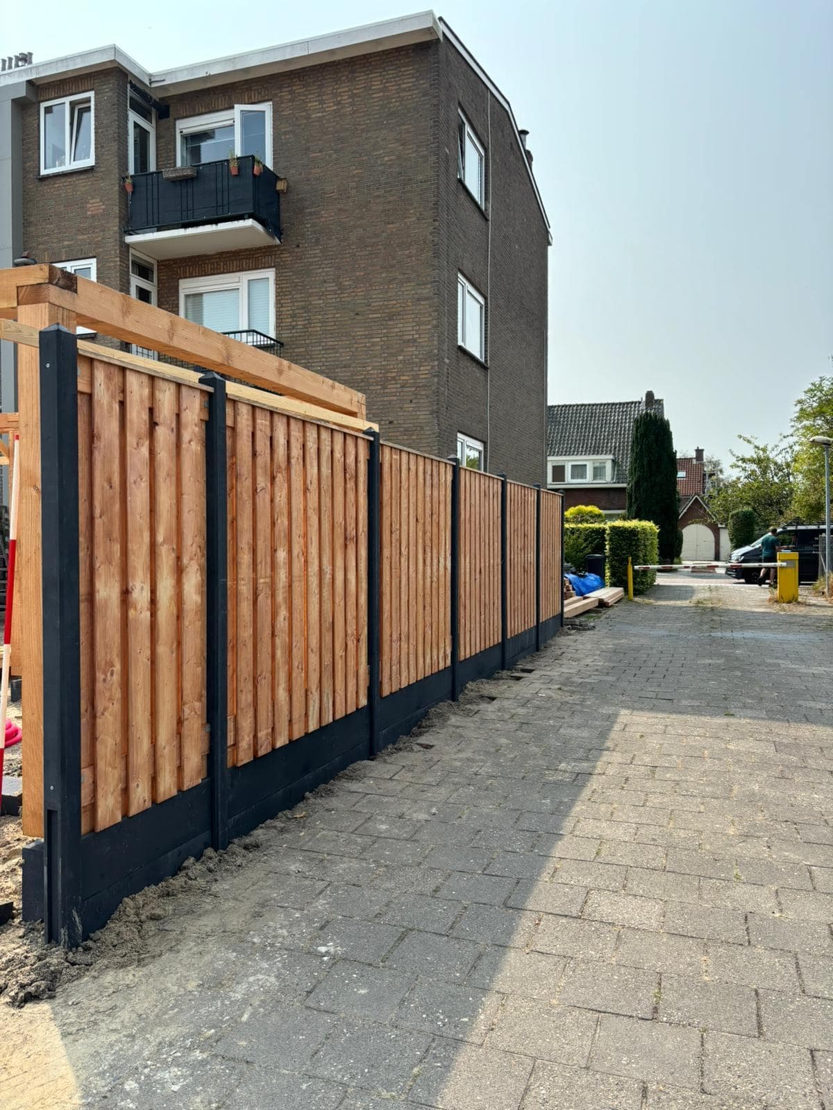 Schutting met antraciete betonnen palen en rotspatroon