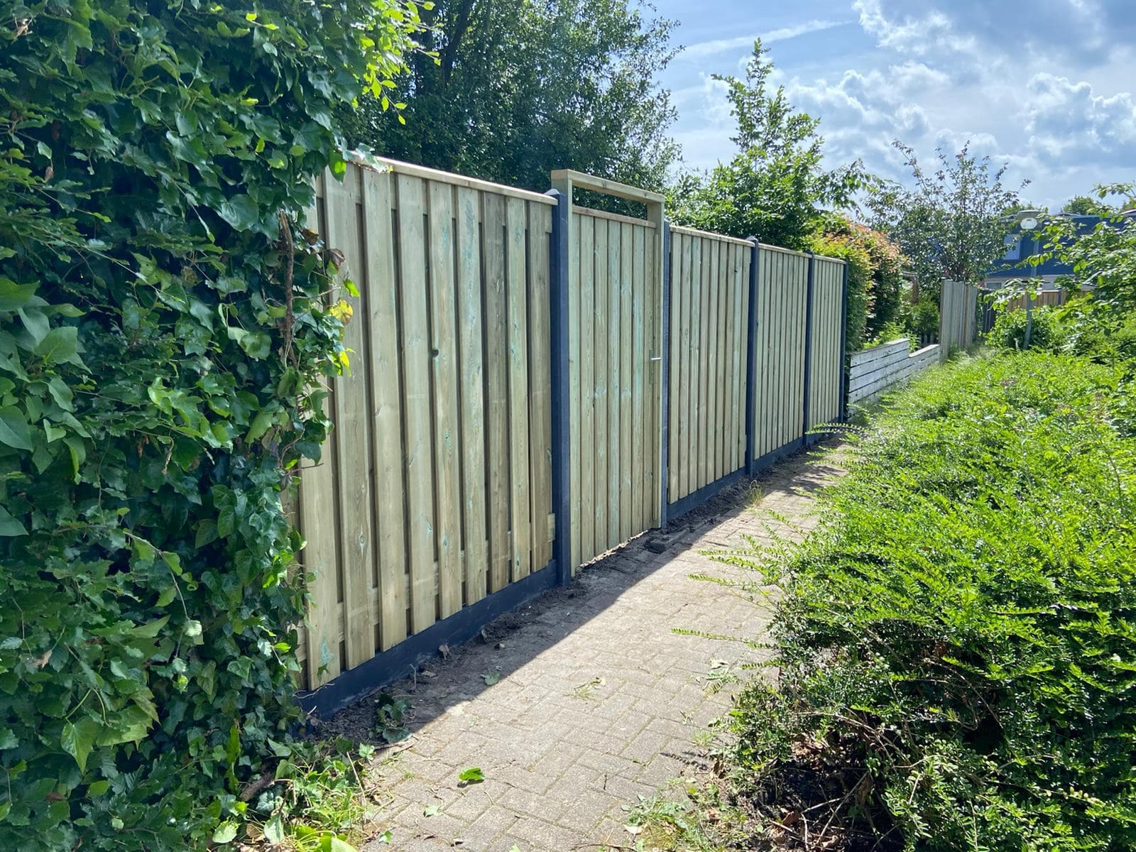 Betonschutting met houten bekleding