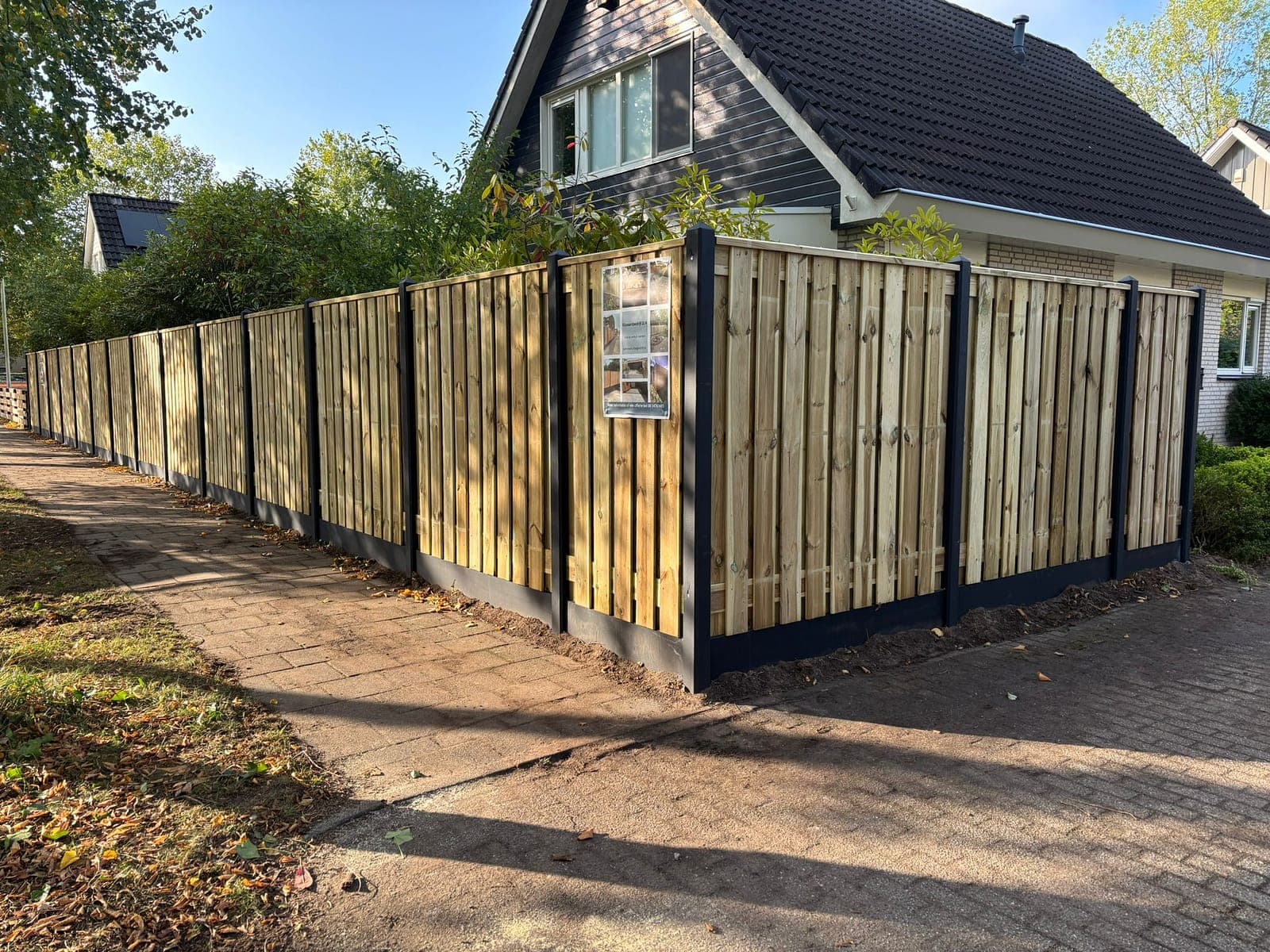 Schutting met antraciete palen en houten bekleding