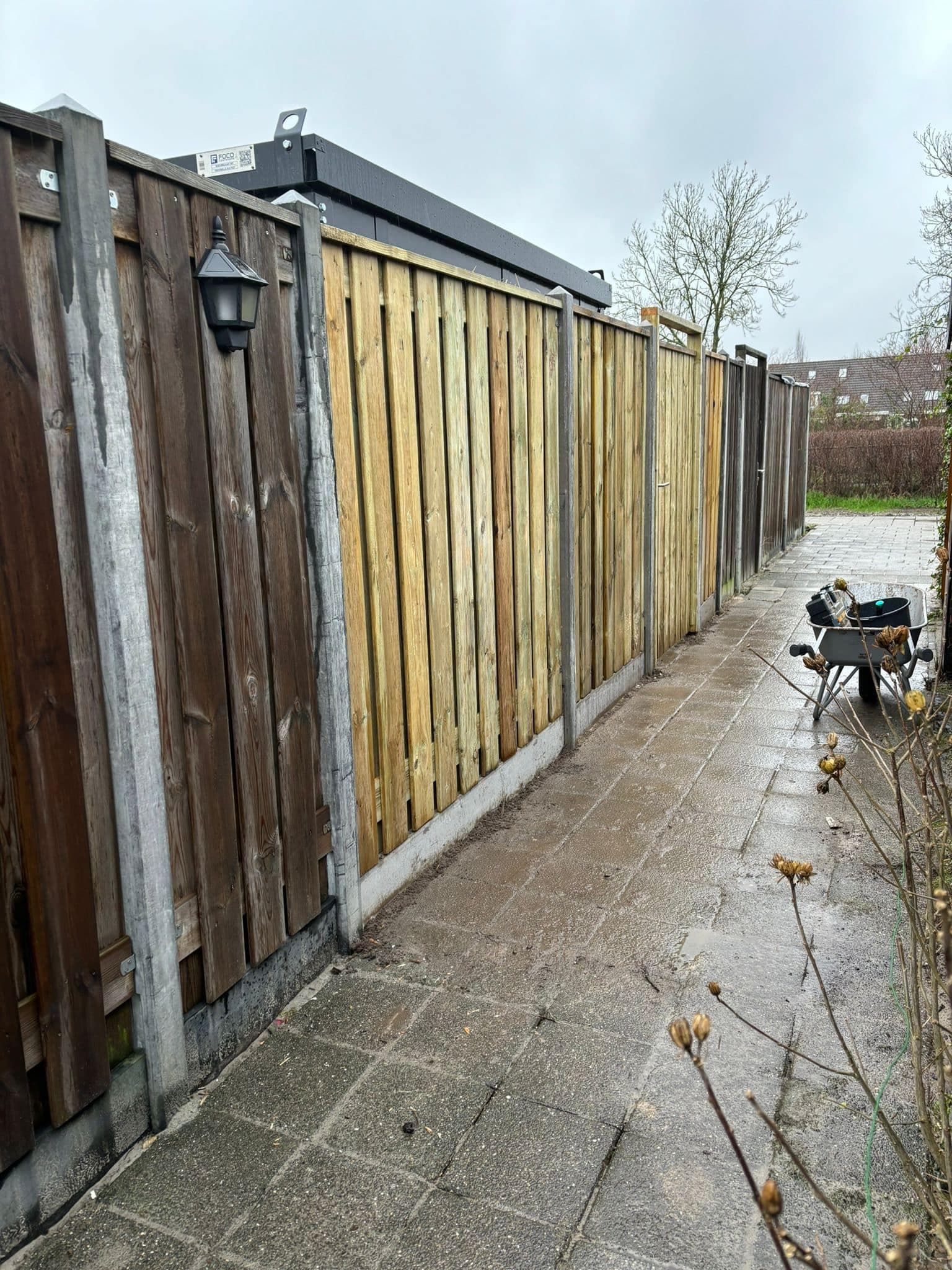 Erfafscheiding met betonnen palen en houten schuttingdelen