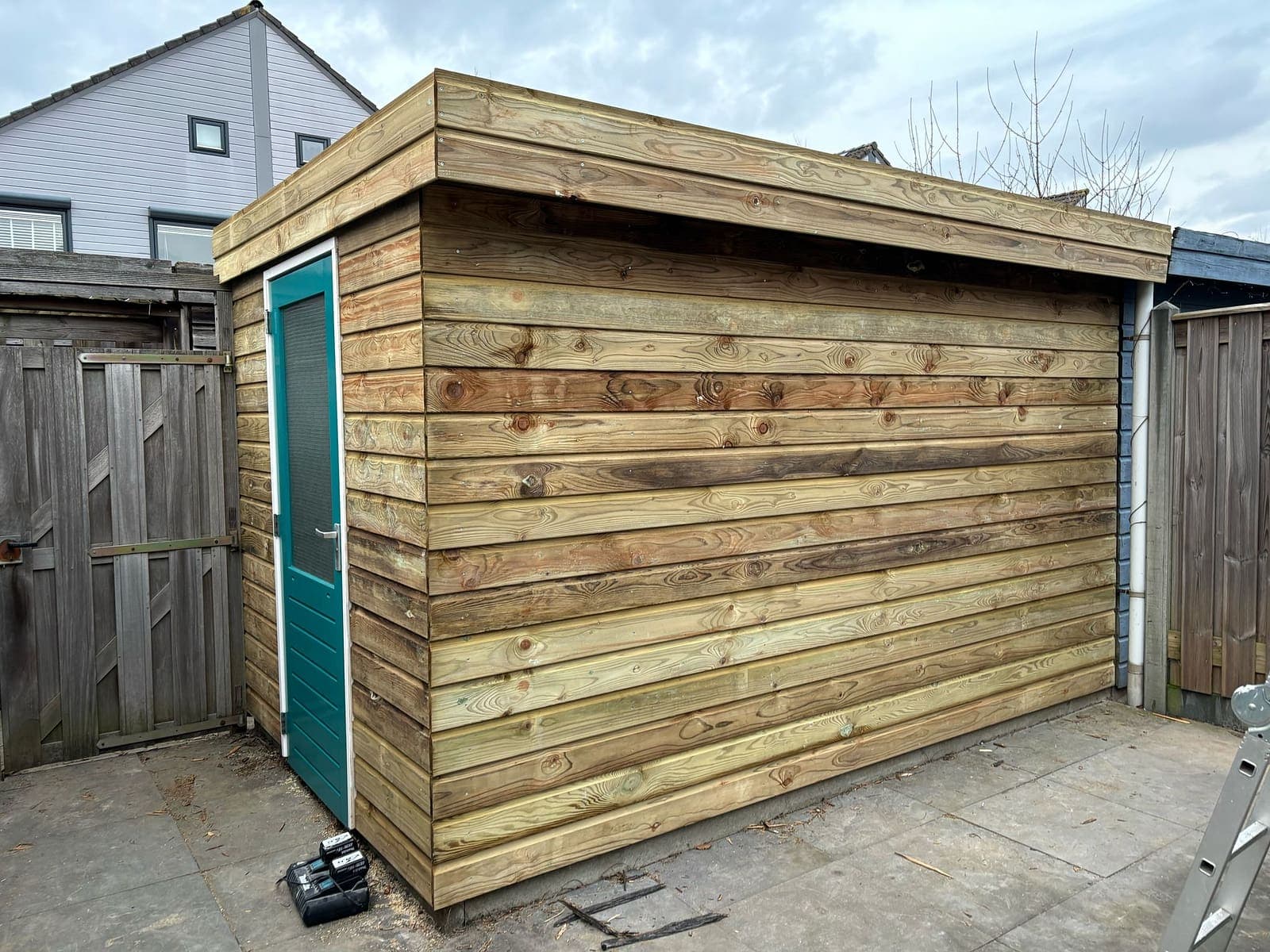 Schuur opnieuw bekleed met nieuw hout