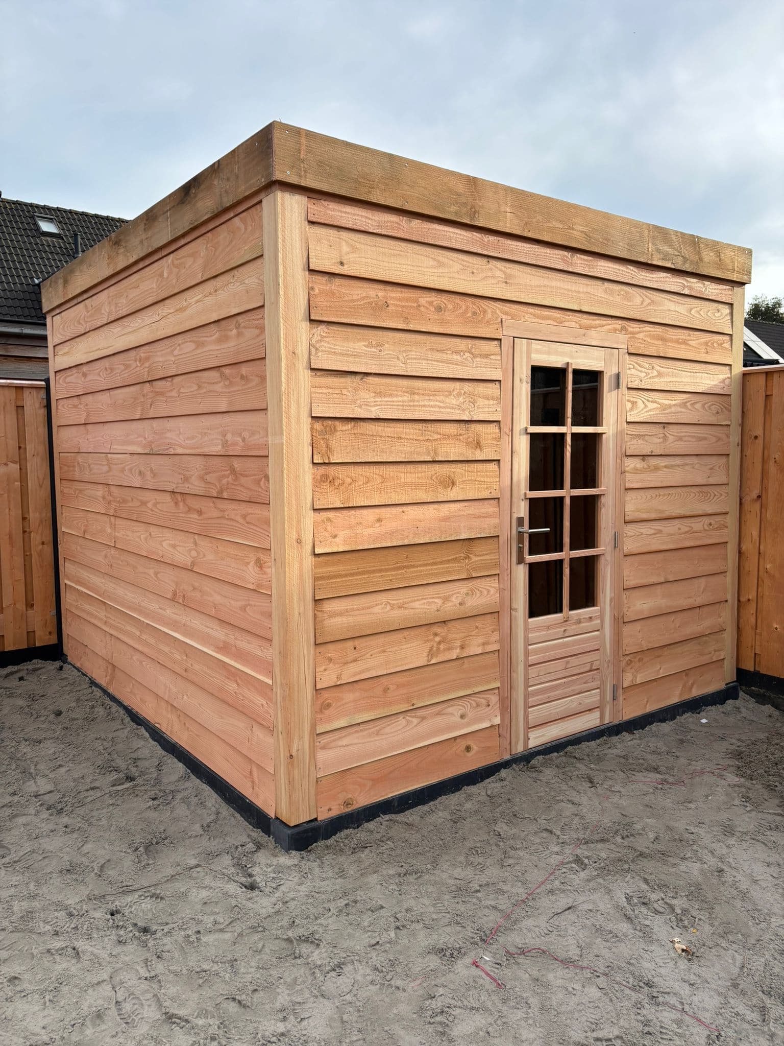 Bestaande schuur opnieuw bekleed met houten delen