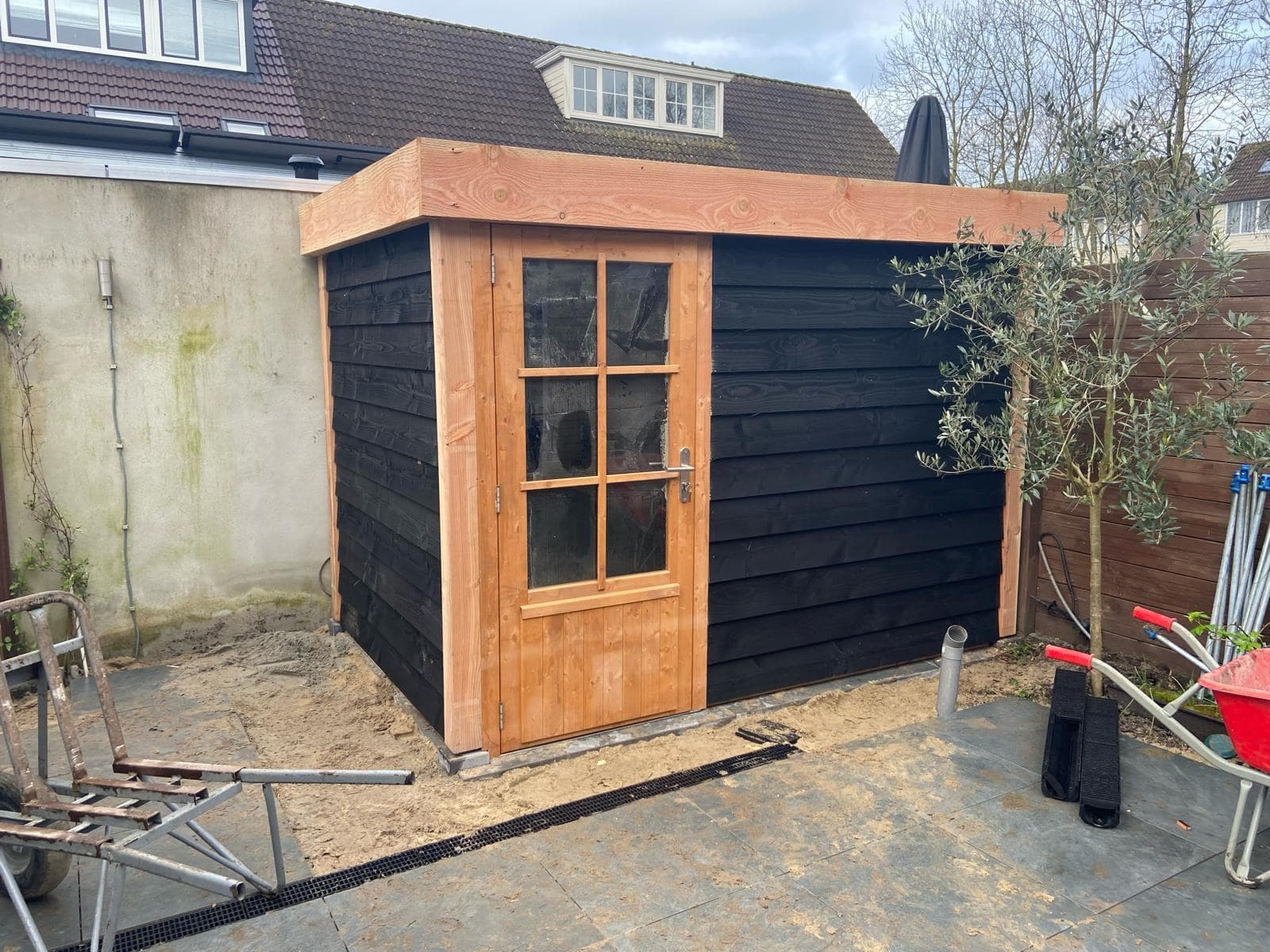 Schuur opnieuw bekleed met hout