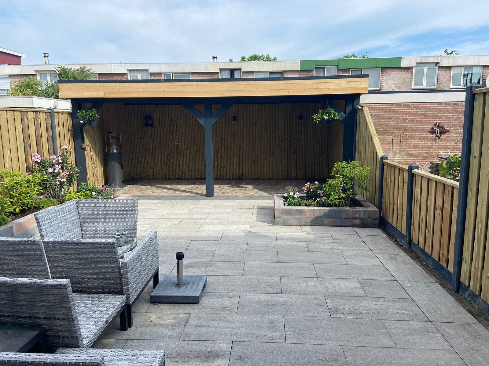 Overkapping met schuur in de tuin