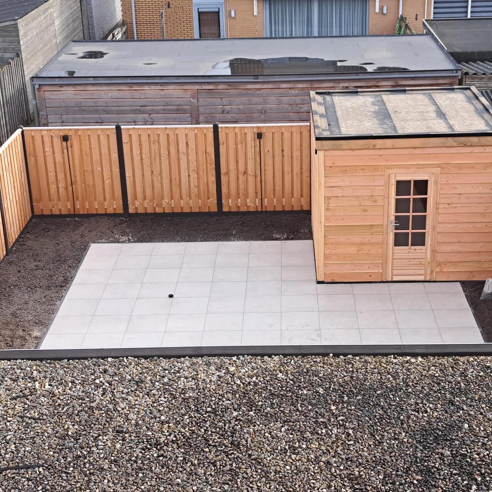 Aangelegde tuin met bestrating
