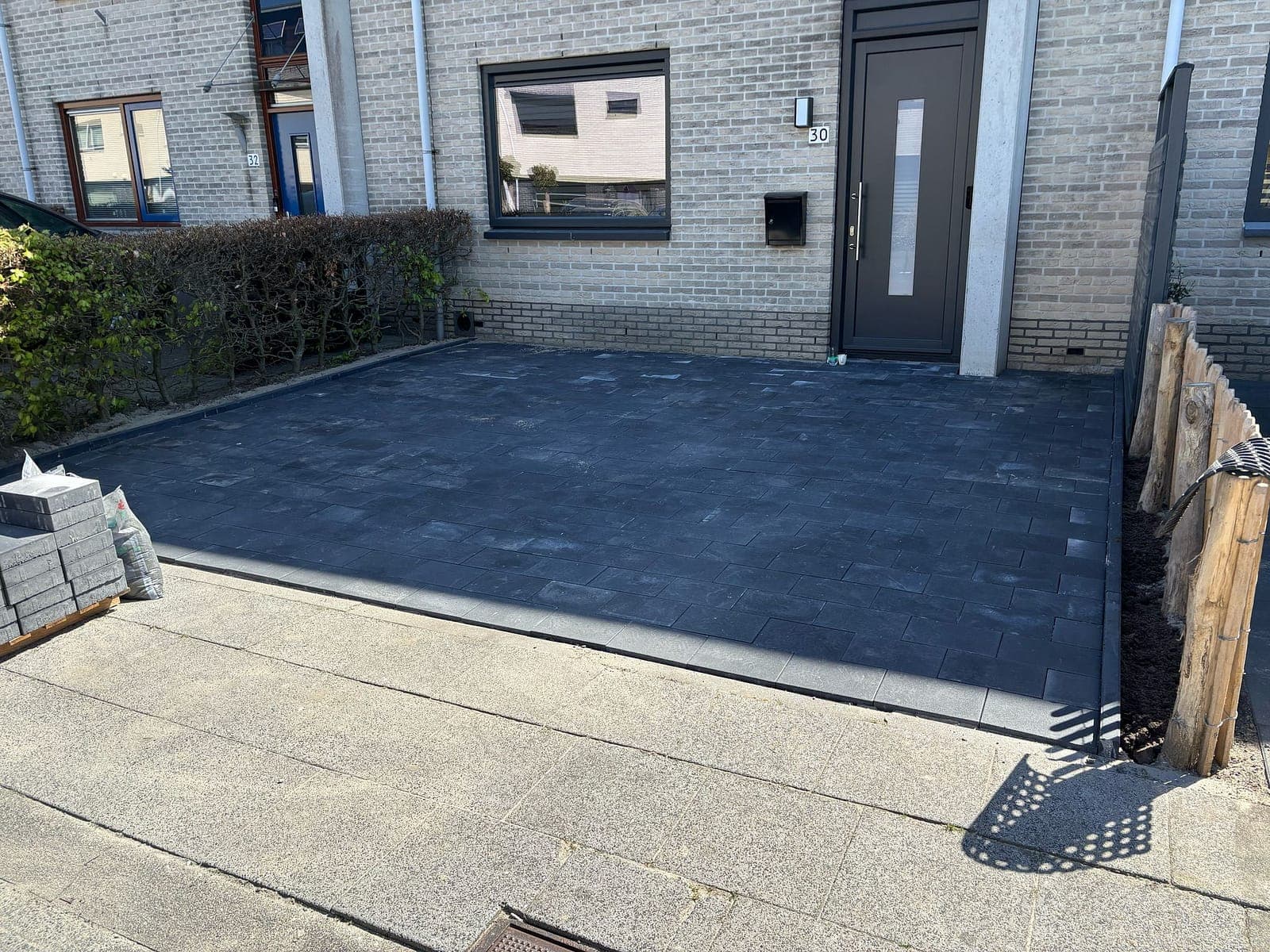 Tuin met nieuwe bestrating en groen