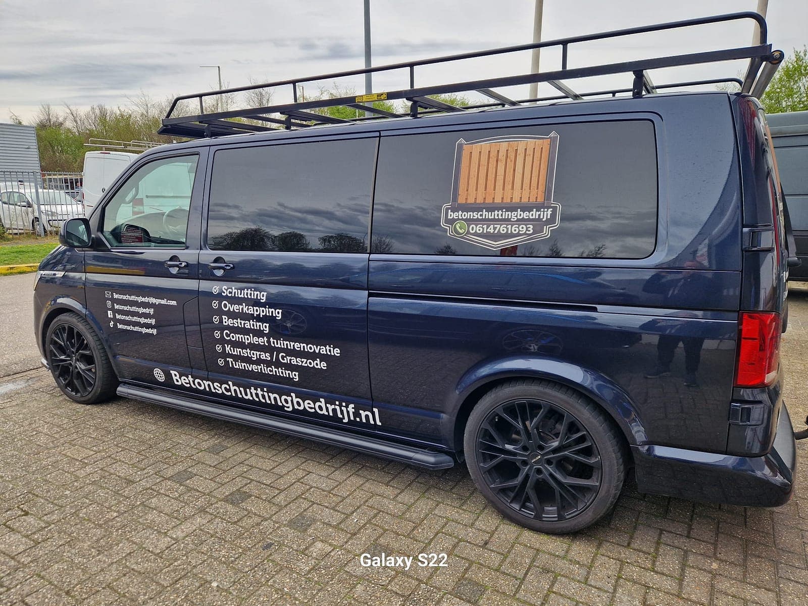 Bedrijfsbus van Betonschuttingbedrijf.nl, de tweede naam waaronder het bedrijf werkt