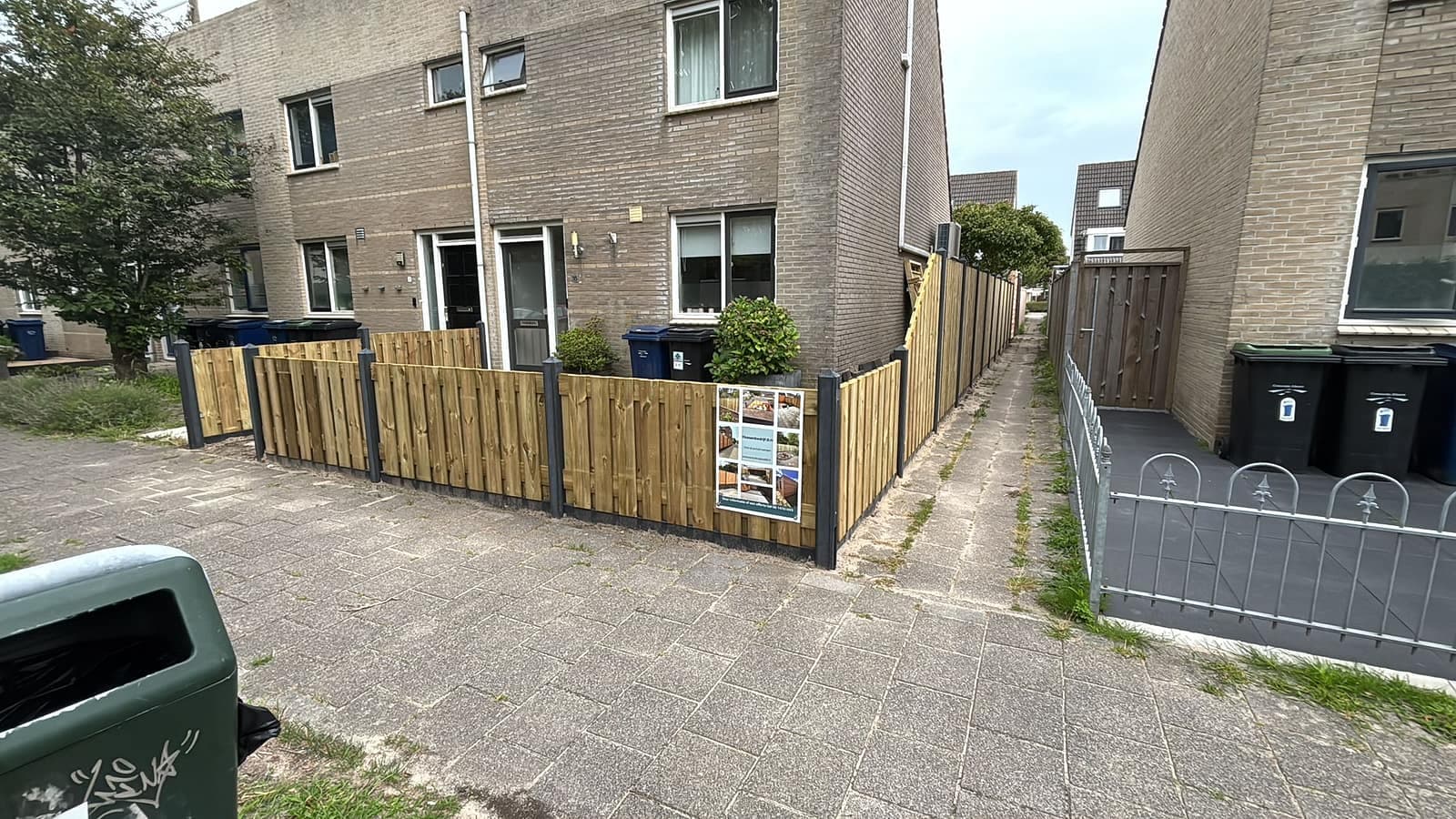 Halfhoge schutting in antraciet beton, geplaatst door Klussenbedrijf B.N.