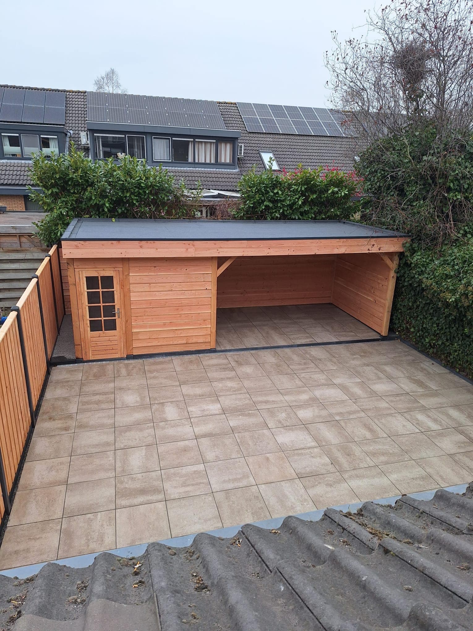 Tuinschuur met overkapping van Douglas hout