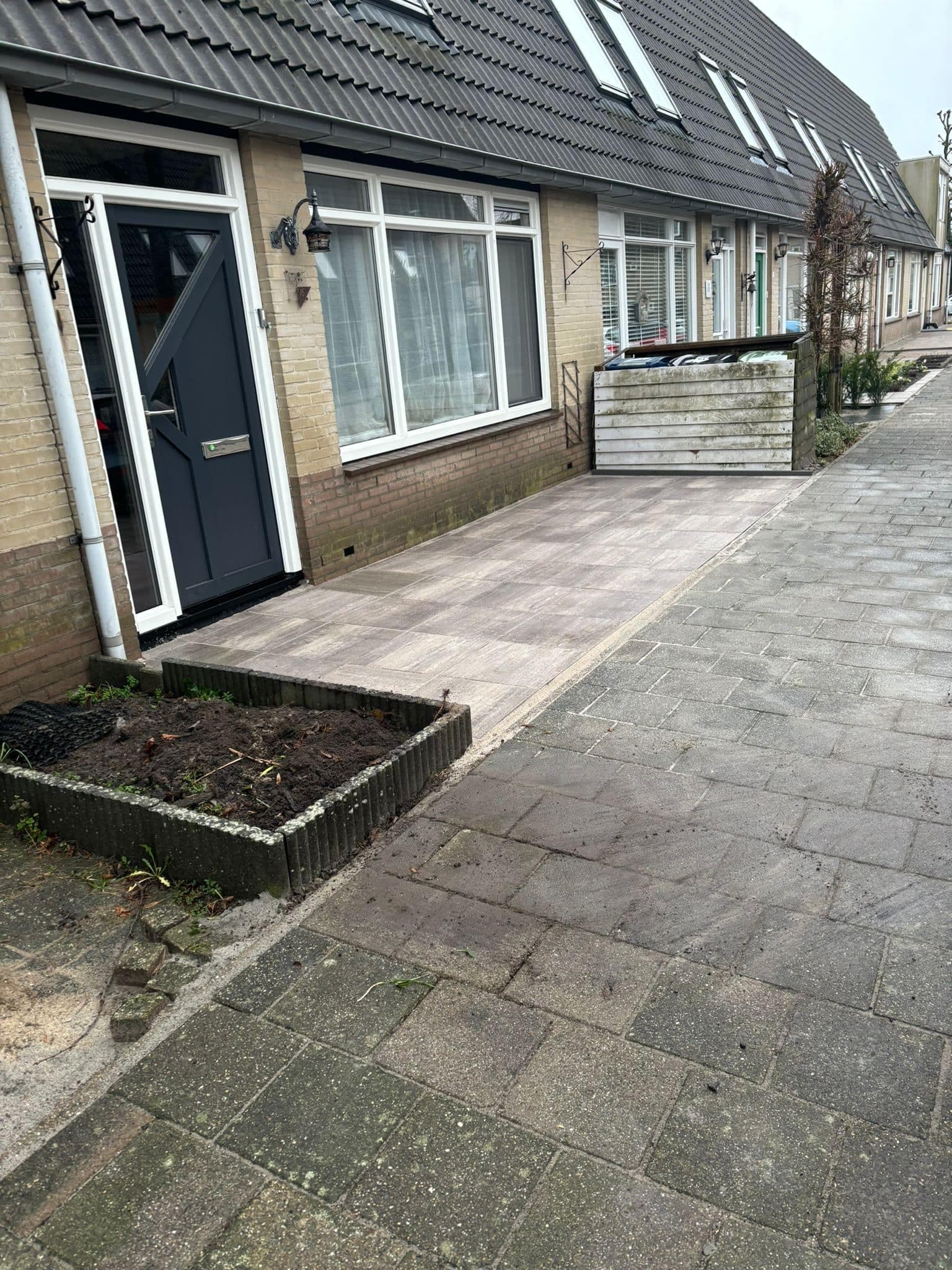 Nieuwe bestrating in een voortuin